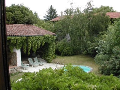 Cour intérieur et jardins de ma maison de campagne à louer dans les Monts du Lyonnais