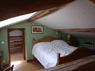 Second lit pour 2 personnes en pin ciré dans la q uatrième chambre sous les toits.