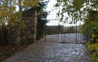 Entrée de l'allée en pavés et portail en fer forgé