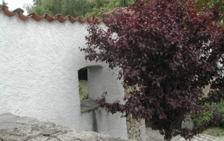 Le mur séparant le jardin et la cour intérieure