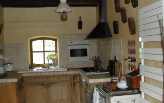 La cuisine de ma maison de campagne, Evier 2 bacs de lavage en grès émaillé blanc, four à chaleur tournante encastré, hotte aspirante, lave vaisselle, plaque de cuisson 3 gaz/1 électrique