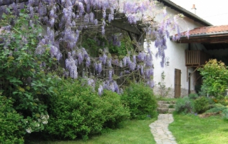 Maison vue de la cour intérieure avec les méandres du chemin pavé dans la pelouse