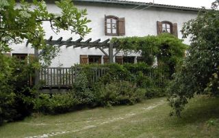 Maison et terrasse en bois vues de la cour intérieure 