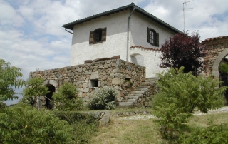 La facade sud est de la maison vue du jardin