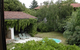 Terrasse au bord de la piscine la journée