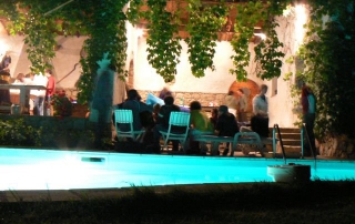 Terrasse au bord de la piscine la nuit