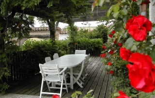 Il est très agréable de prendre son petit déjeuner sur la terrasse en bois ou son repas à l'ombre des glycines
