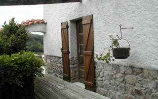 La terrasse en bois communique avec une terrasse orientée sud est