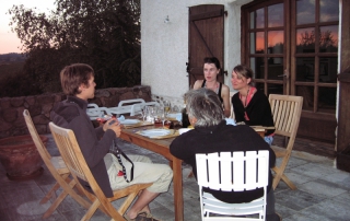 Diner sur la terrasse sud ouest un soir d'été