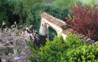  La cour privative est fermée par de hauts murs. 