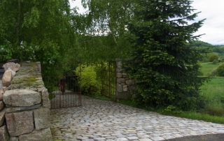 L'allée pavée qui mène à la route de Ma Maison de Campagne