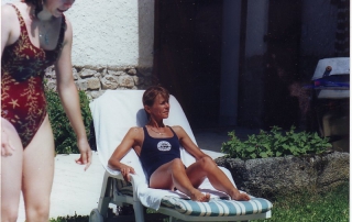 Opération bronzage sur le bord de la piscine de Ma Maison de Campagne