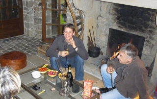 Dégustation d'une coupe de champagne au coin de la cheminée