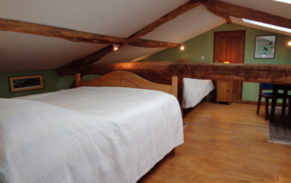 Second lit pour 2 personnes en pin ciré dans la q uatrième chambre sous les toits.