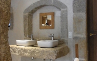 La salle de bains avec baignoire au rez de chaussée. 