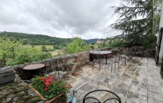 Terrasse avec table en teck orientée sud est pour diner le soir au soleil couchant