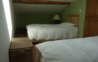 Chambre sous les toits communiquant avec la mezzanine, avec 2 lits en 90 pour 1 personne, éclairage naturel velux.