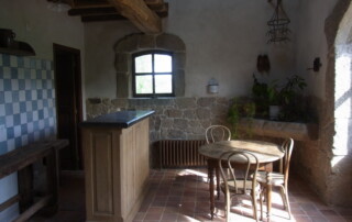 Rez de chausse du duplex avec le bar et les tommettes anciennes au sol.