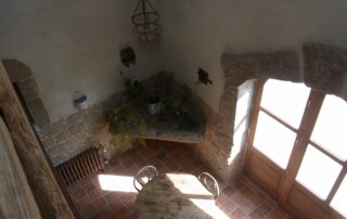 Rez de chaussée du duplex vu de la mezzanine, avec son vieil évier en pierre dans l'angle.