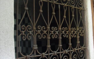 Grille marocaine côté couloir pour décorer et éclairer la salle de bains.