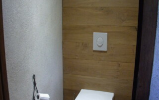WC (donnant sur le couloir) à côté de la salle de bains dans pièce séparée.