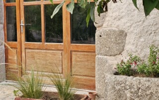 Terrasse extérieure du duplex, grande porte fenêtre en chêne, voute et auge en pierre ..